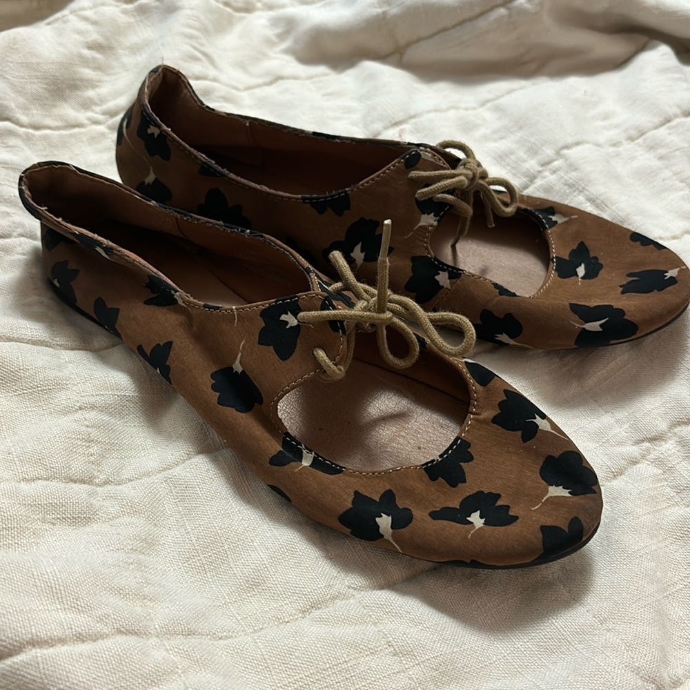 7.5 great condition. Brown/black poppy flats perfect for Fall! Circa early 2000s